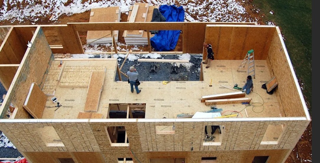 Строительство дома зимой: плюсы и минусы - фото