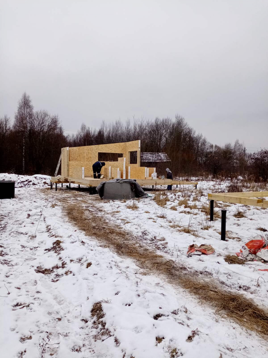 Продолжается сборка гостевых домиков из СИП-панелей собственного производства в селе Кидекша Суздальского района Владимирской области 
