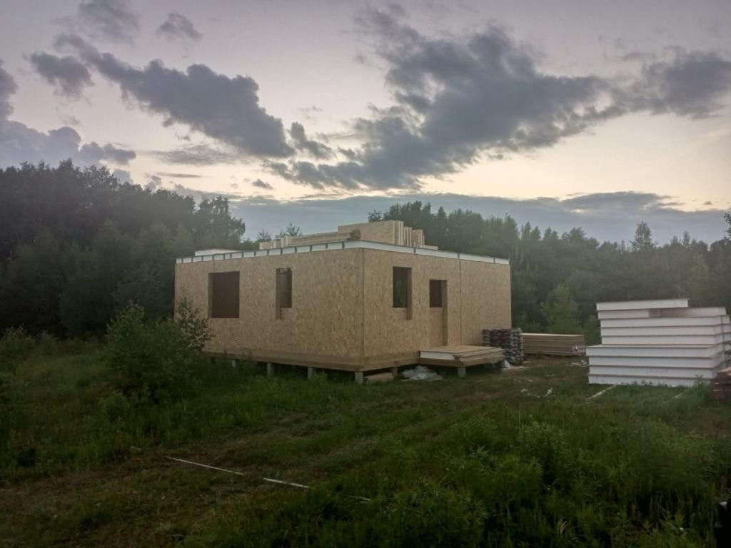 Продолжаем работы по возведению дома под крышу в поселке Шумилово по типовому проекту "Хризоколла" из СИП-панелей собственного производства