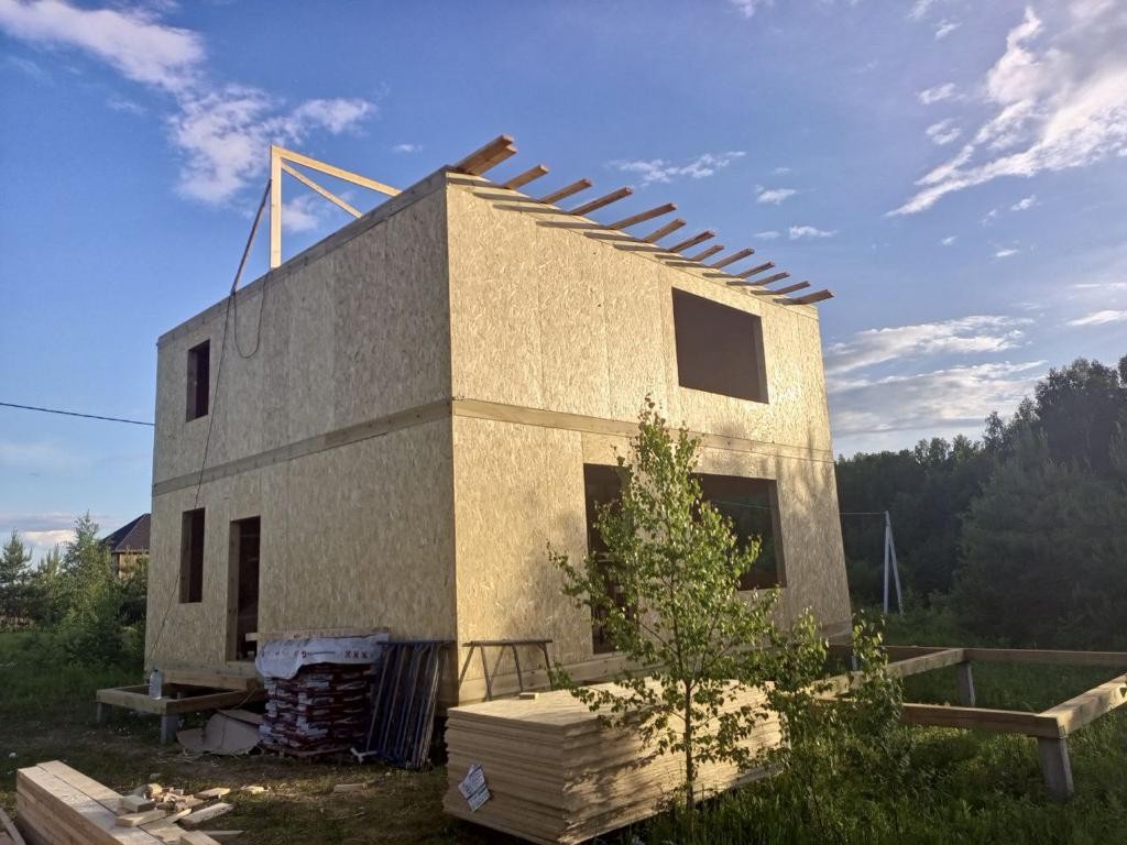 Продолжение строительства дома под крышу из СИП-панелей собственного производства в поселке Шумилово по типовому проекту "Хризоколла"